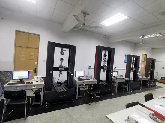 圖片新聞：北京工業(yè)大學四臺試驗機設(shè)備交付驗收